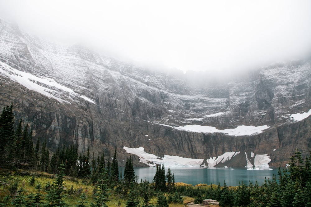 Photo de paysage de lac près de la montagne