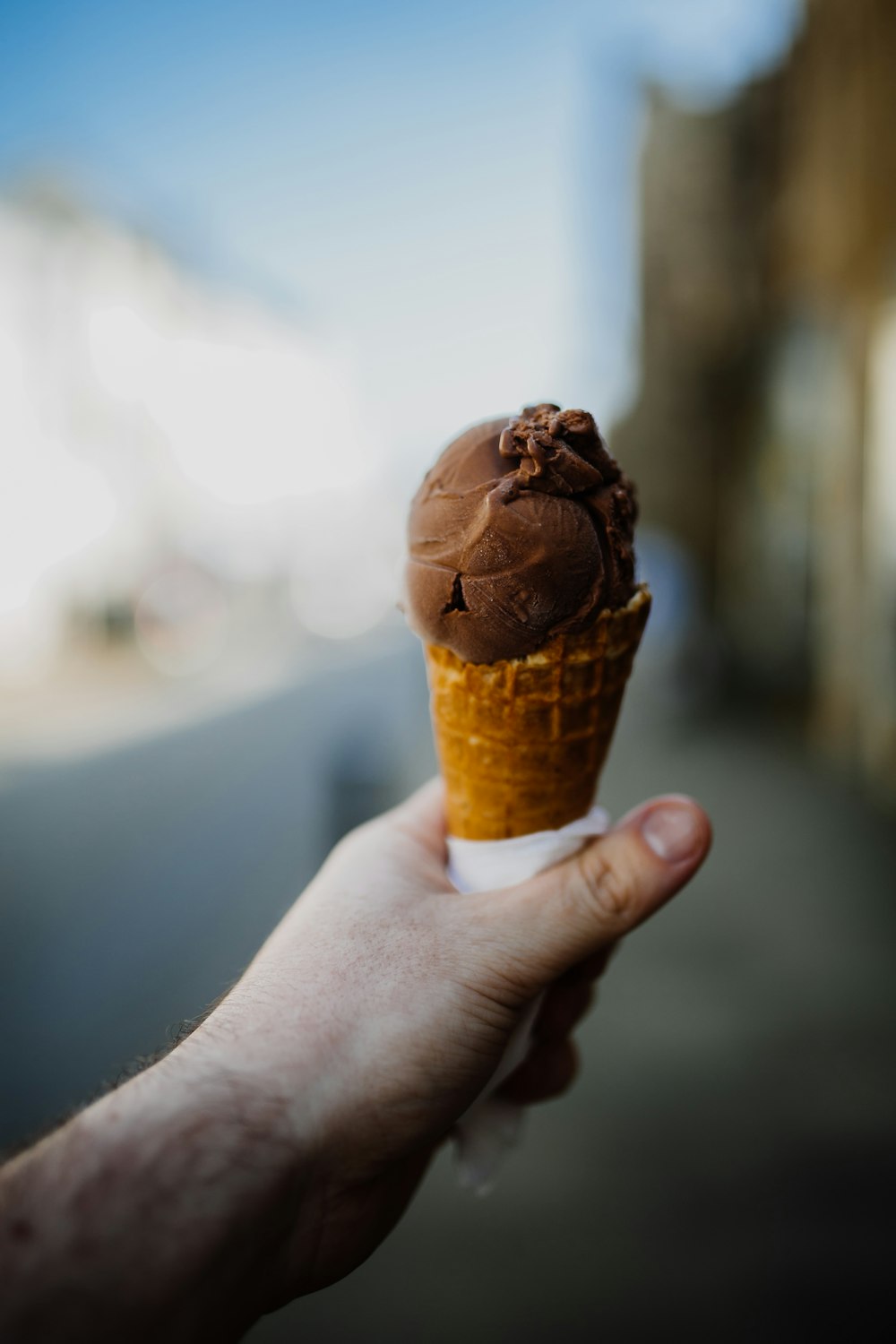 Person mit Schokoladeneis auf Waffel