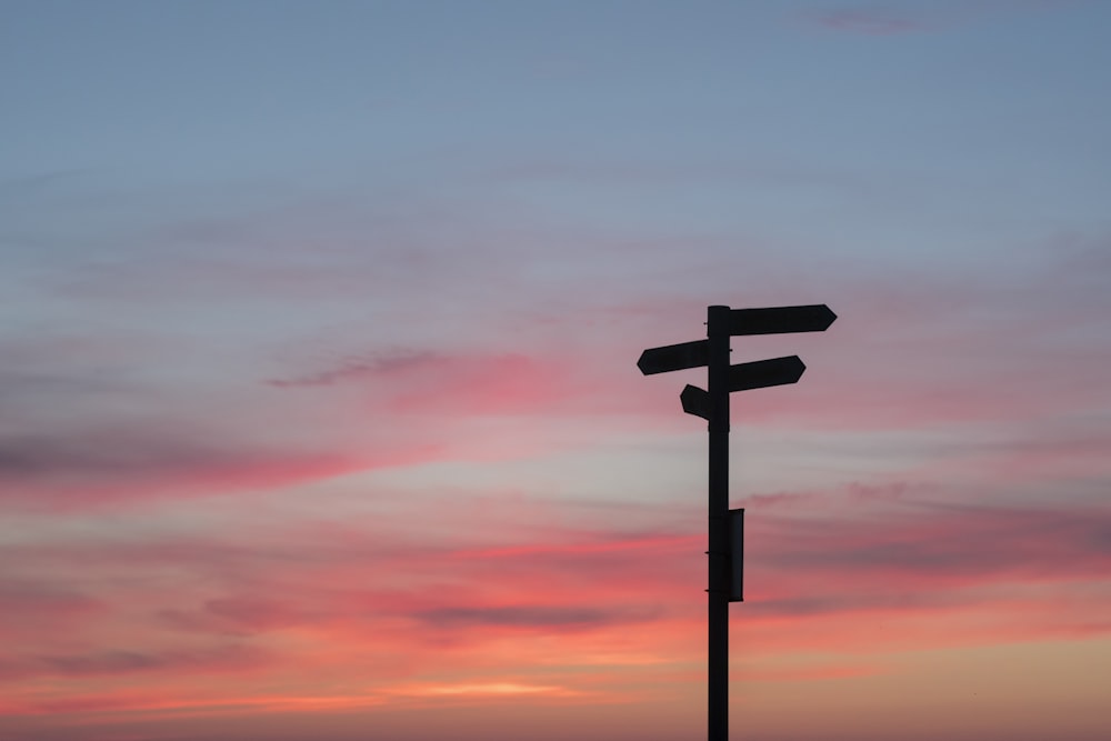 Silhouette der Straßenbeschilderung während der goldenen Stunde