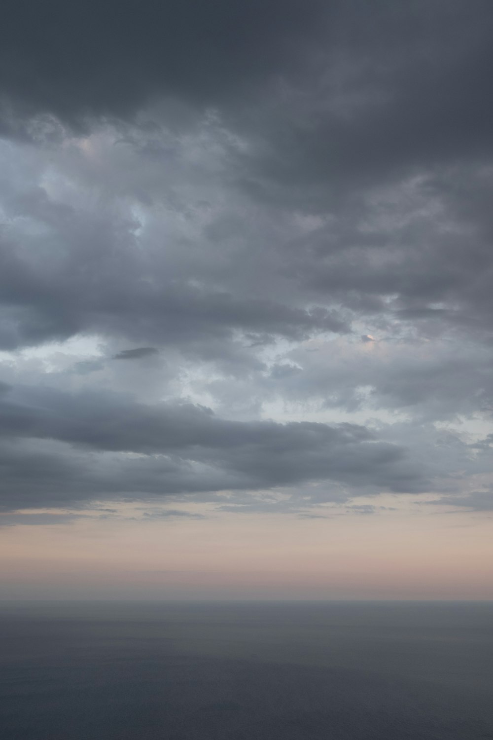 água do oceano sob céu nublado durante o dia