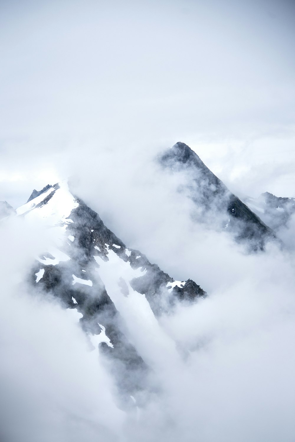 Papel pintado de montaña con niebla