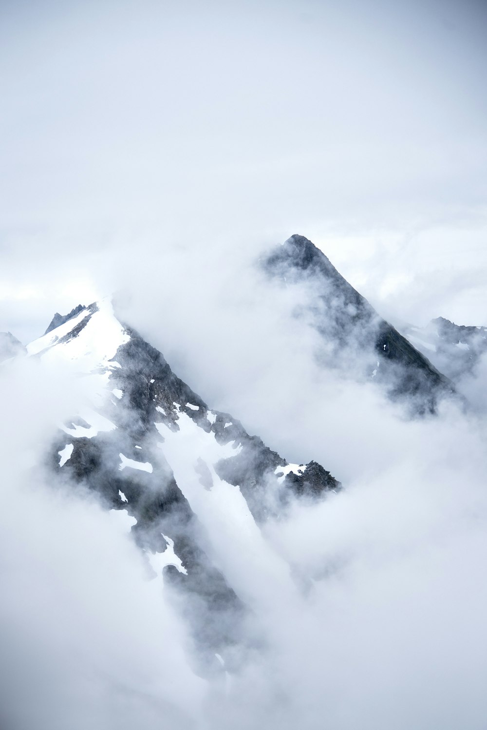 霧の壁紙と山