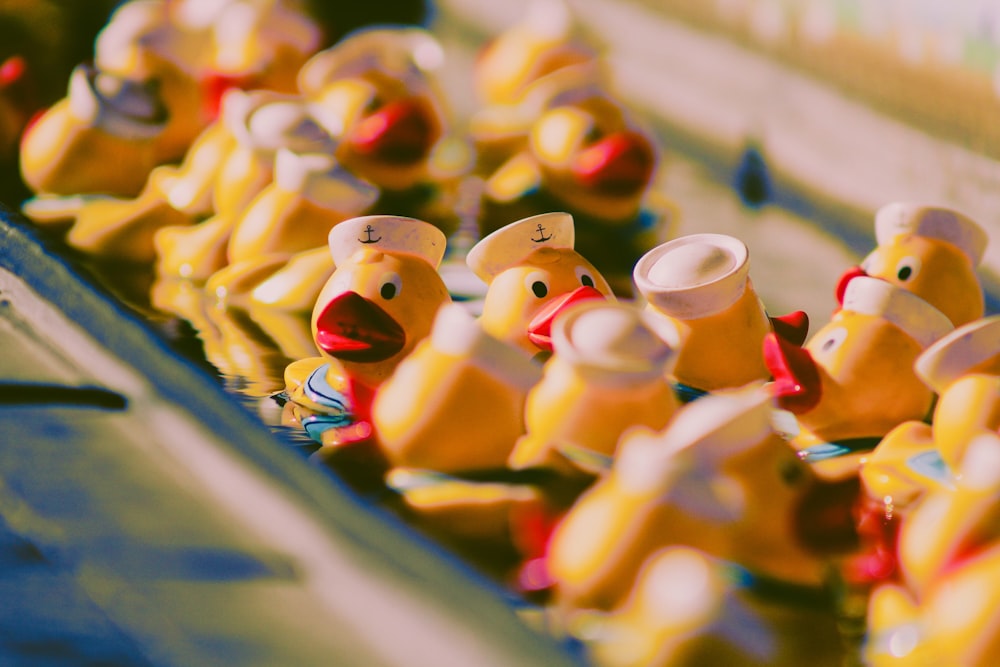 jouets de canards jaunes sur une surface métallique