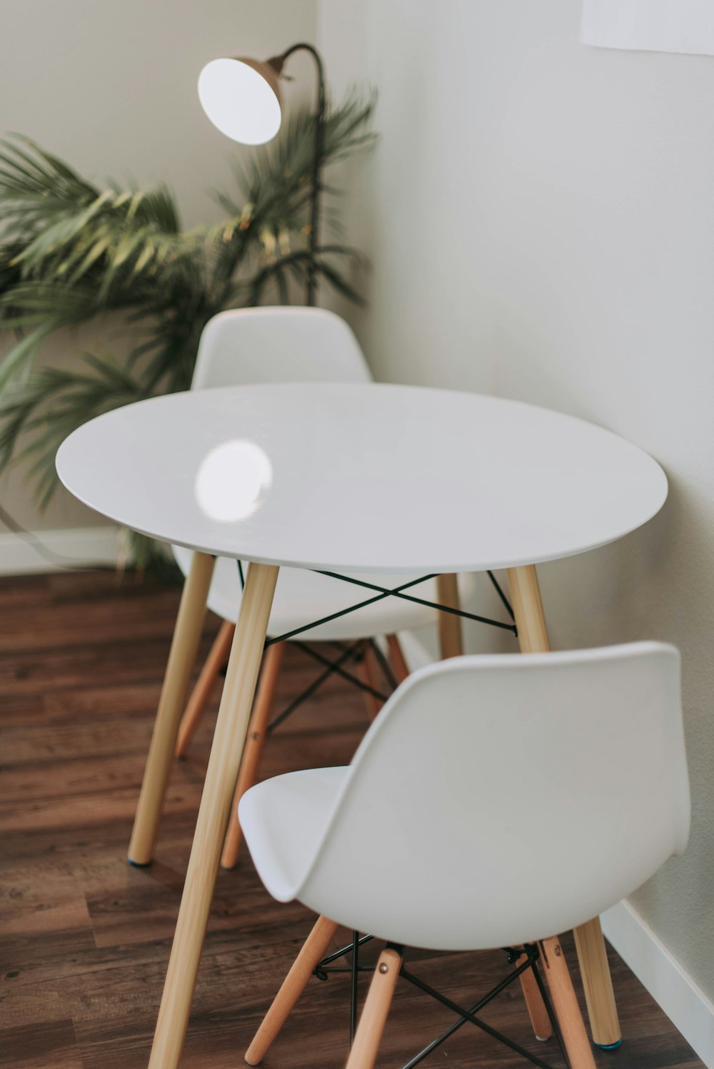 Ensemble bistrot rond 3 pièces en bois blanc à côté d’un lampadaire