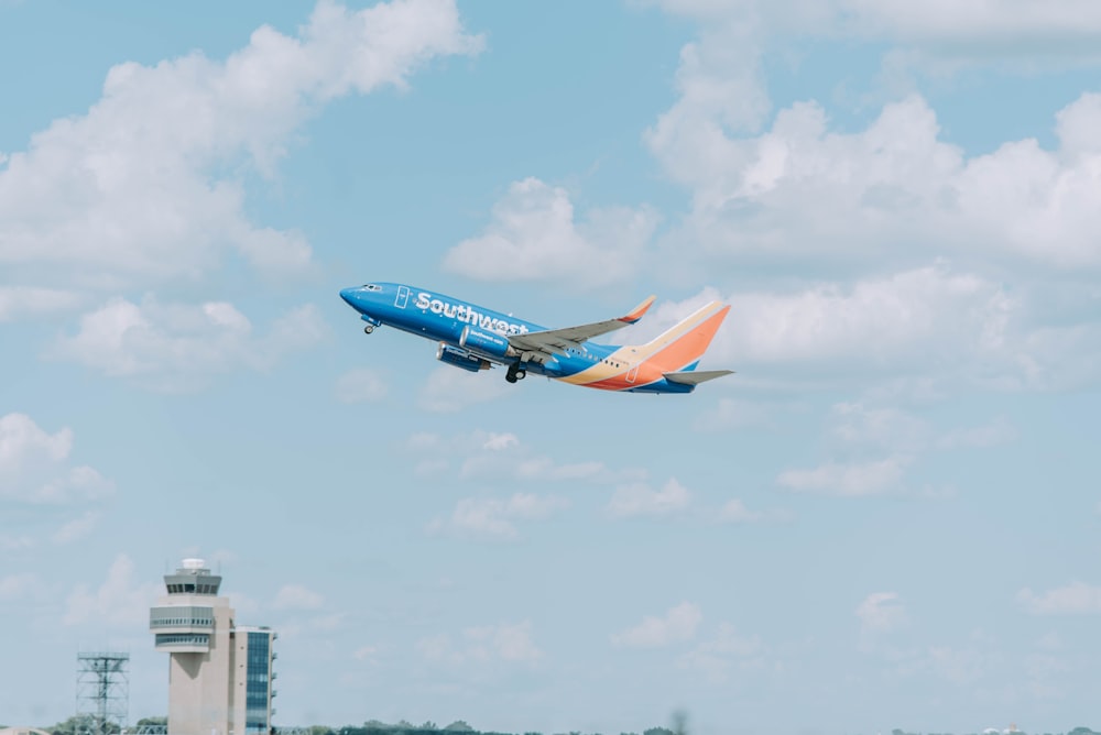 Flugzeug der Sotthwest Airlines am Himmel