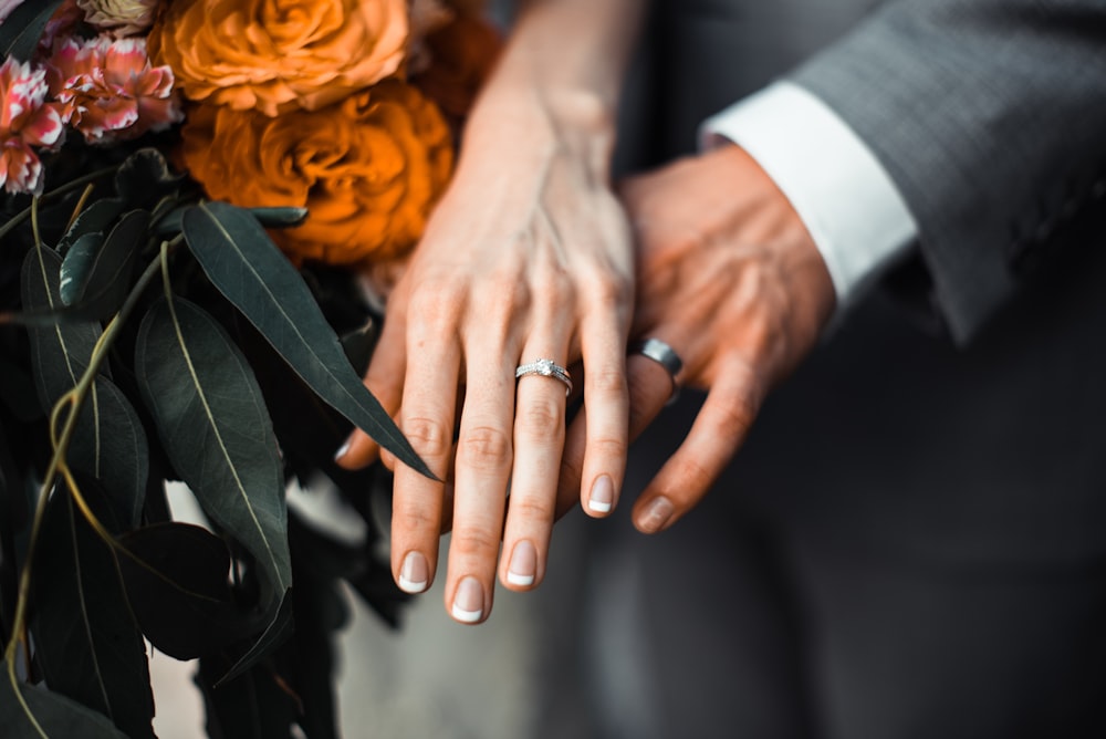 Mann und Frau tragen silberfarbene Ringe