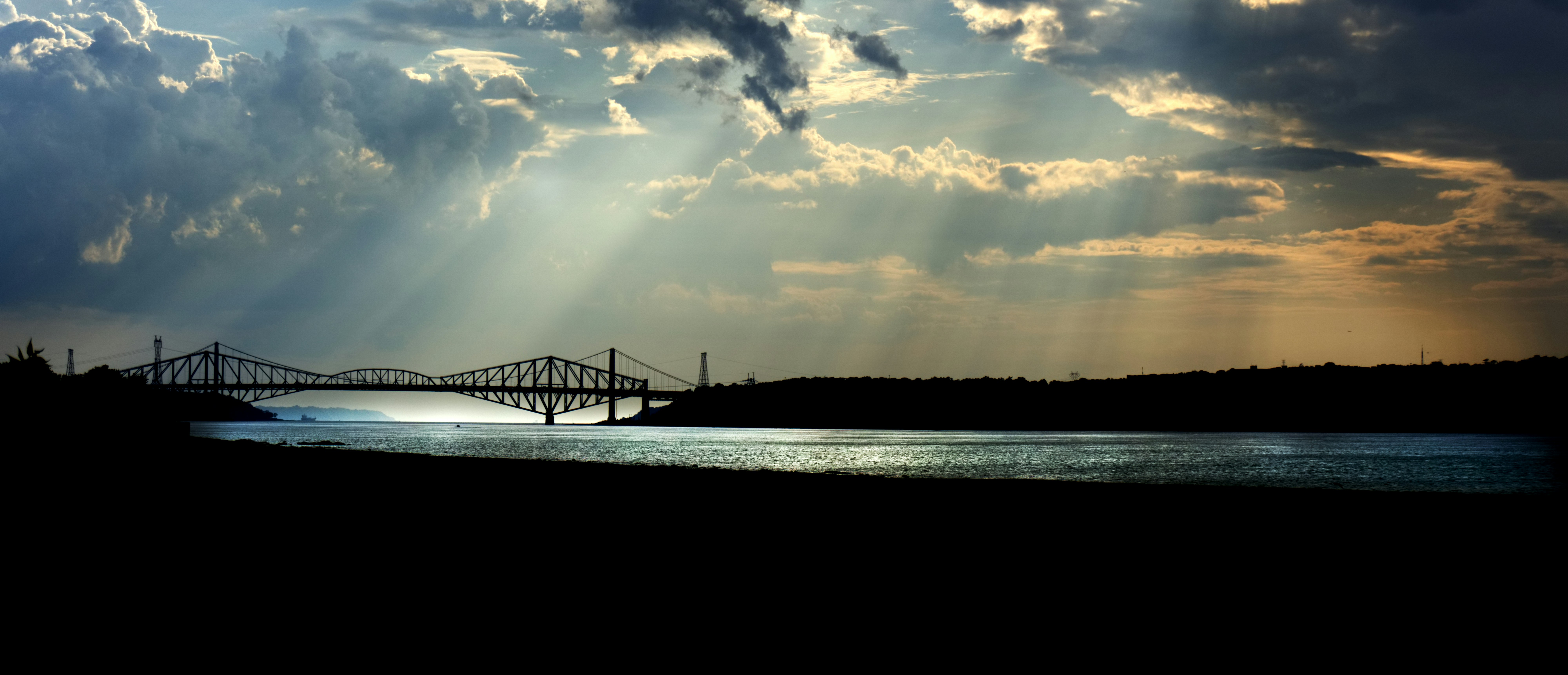 gray computer monitor