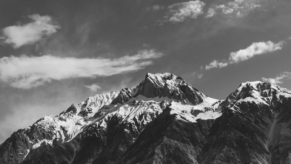 Schneebedeckte Gebirgskette in Graustufenfotografie