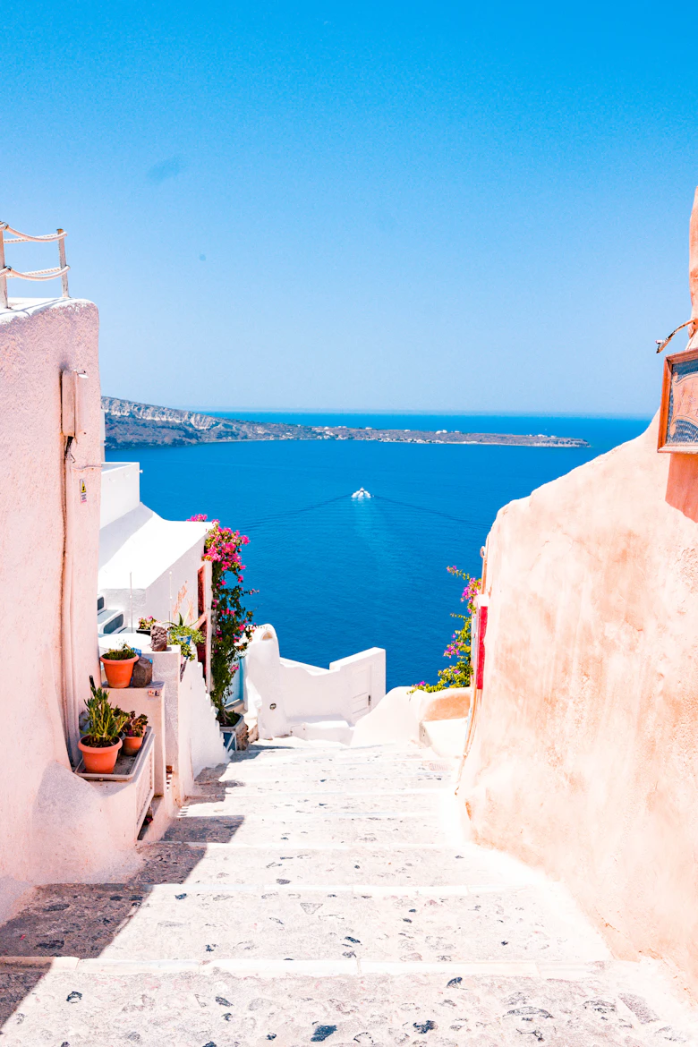 Bậc thang trắng nhìn ra biển xanh ở Santorini, Hy Lạp