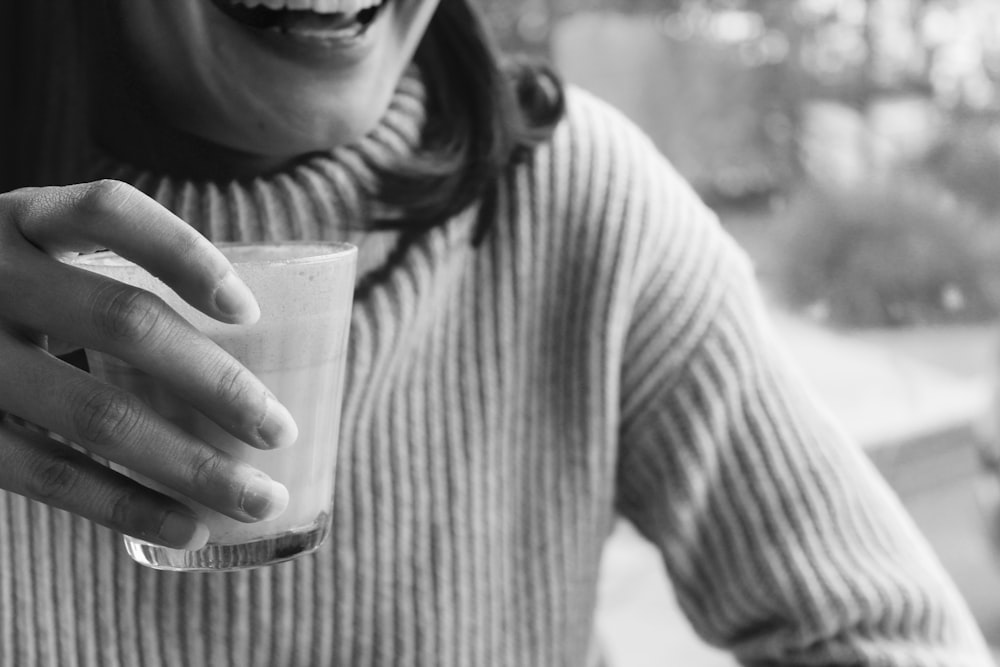 Person mit lächelnder Tasse