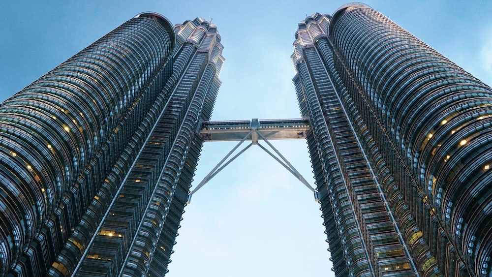 Fotografía de ángulo bajo de las Torres Gemelas Petronas de Kuala Lumpur, Malasia