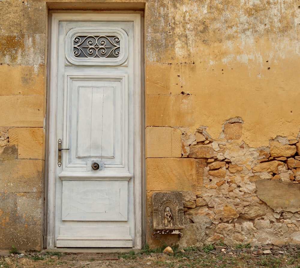 閉じた白い木製のドア