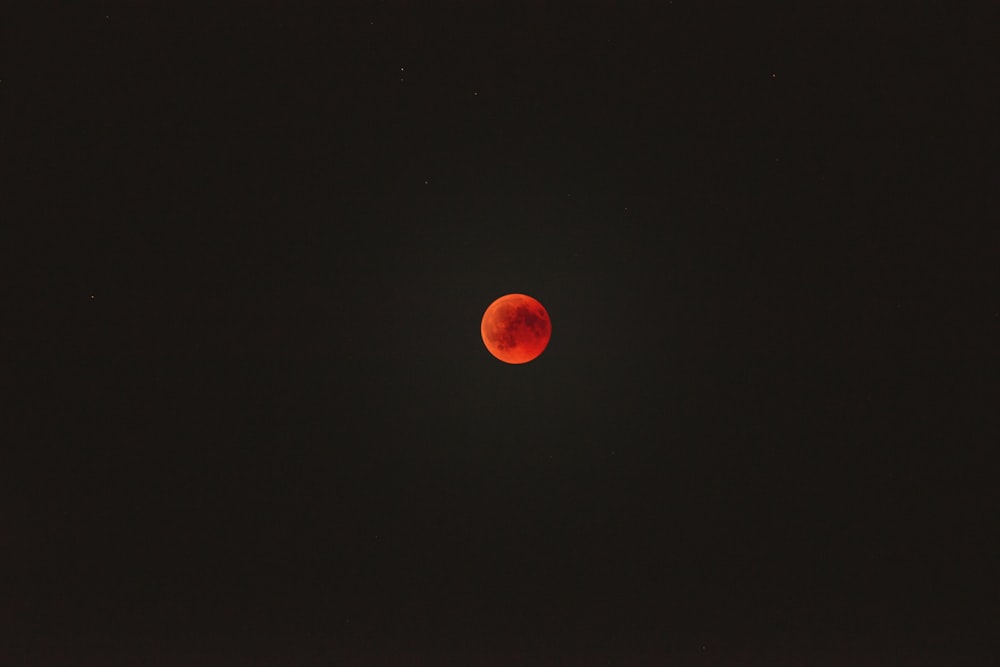 ángulo bajo de la luna de sangre