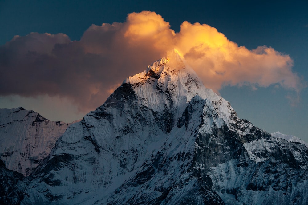 Berg mit Schnee bedeckt