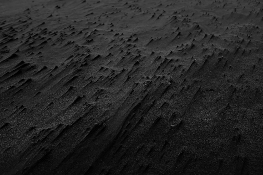 Una foto en blanco y negro de arena y agua