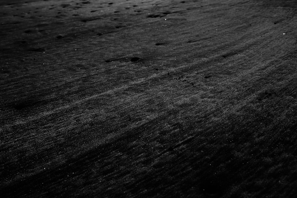 Una foto in bianco e nero di un campo sporco