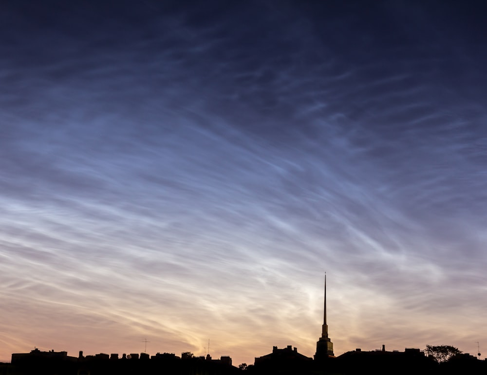 ville sous ciel blanc et noir