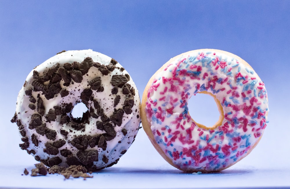 두 개의 도넛의 얕은 초점 사진