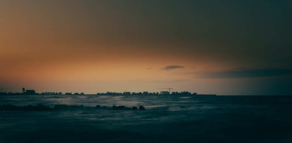 oceano azul durante o amanhecer