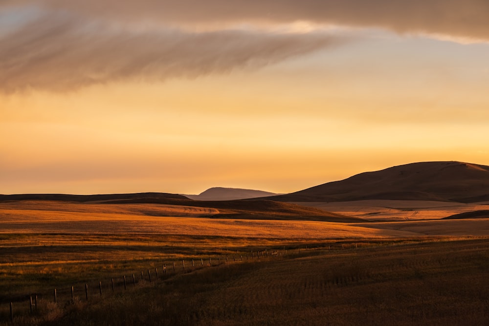 cenário de montanhas e nuvens