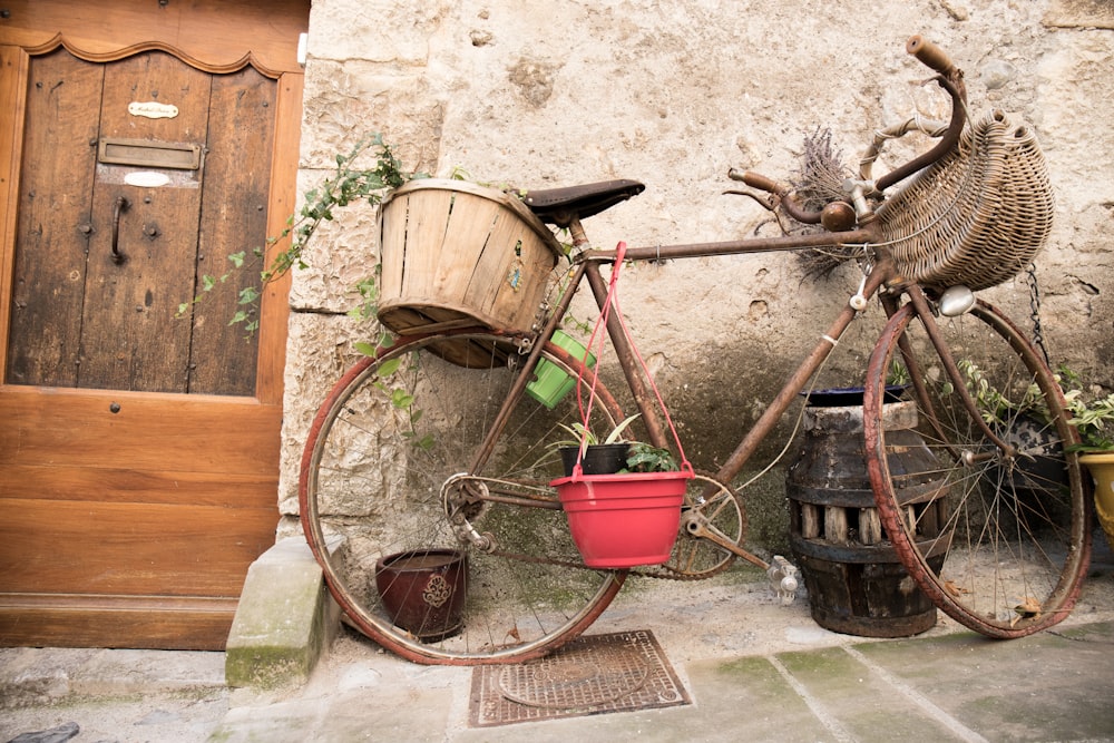 日中の家の外の自転車