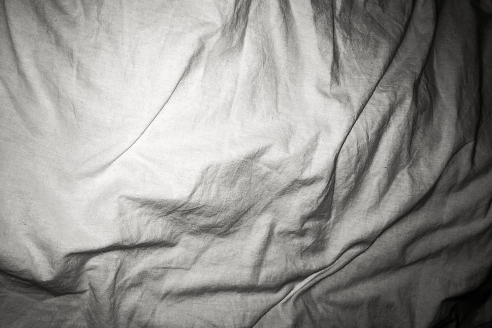 uma foto em preto e branco de uma cama não feita