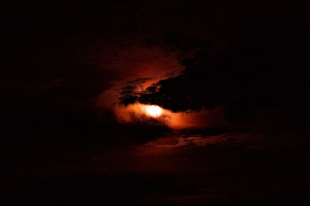 雲を覆う満月