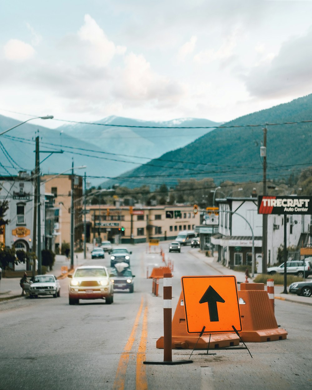 Signalisation routière en flèche orange près de la voiture