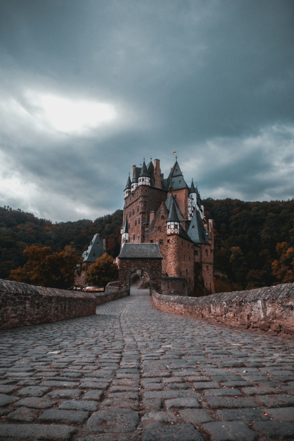 Architekturfotografie des braunen und grauen Schlosses