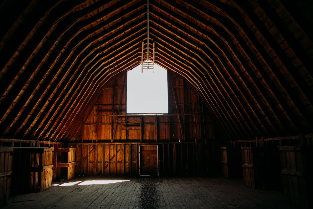 茶色の木造納屋