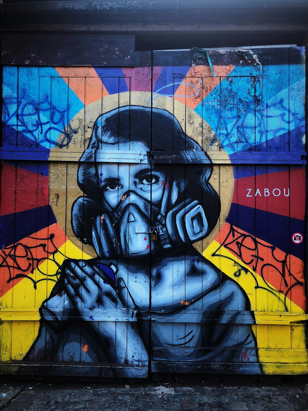 woman with gas mask grafiti