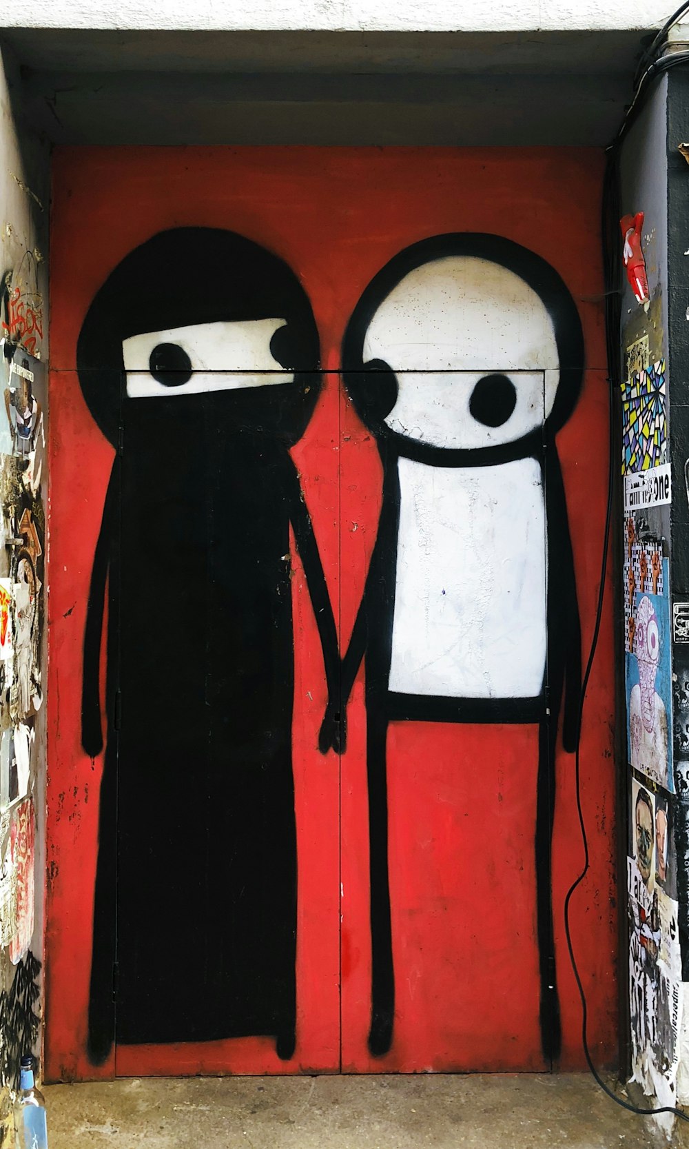 duas pessoas segurando grafites de mão