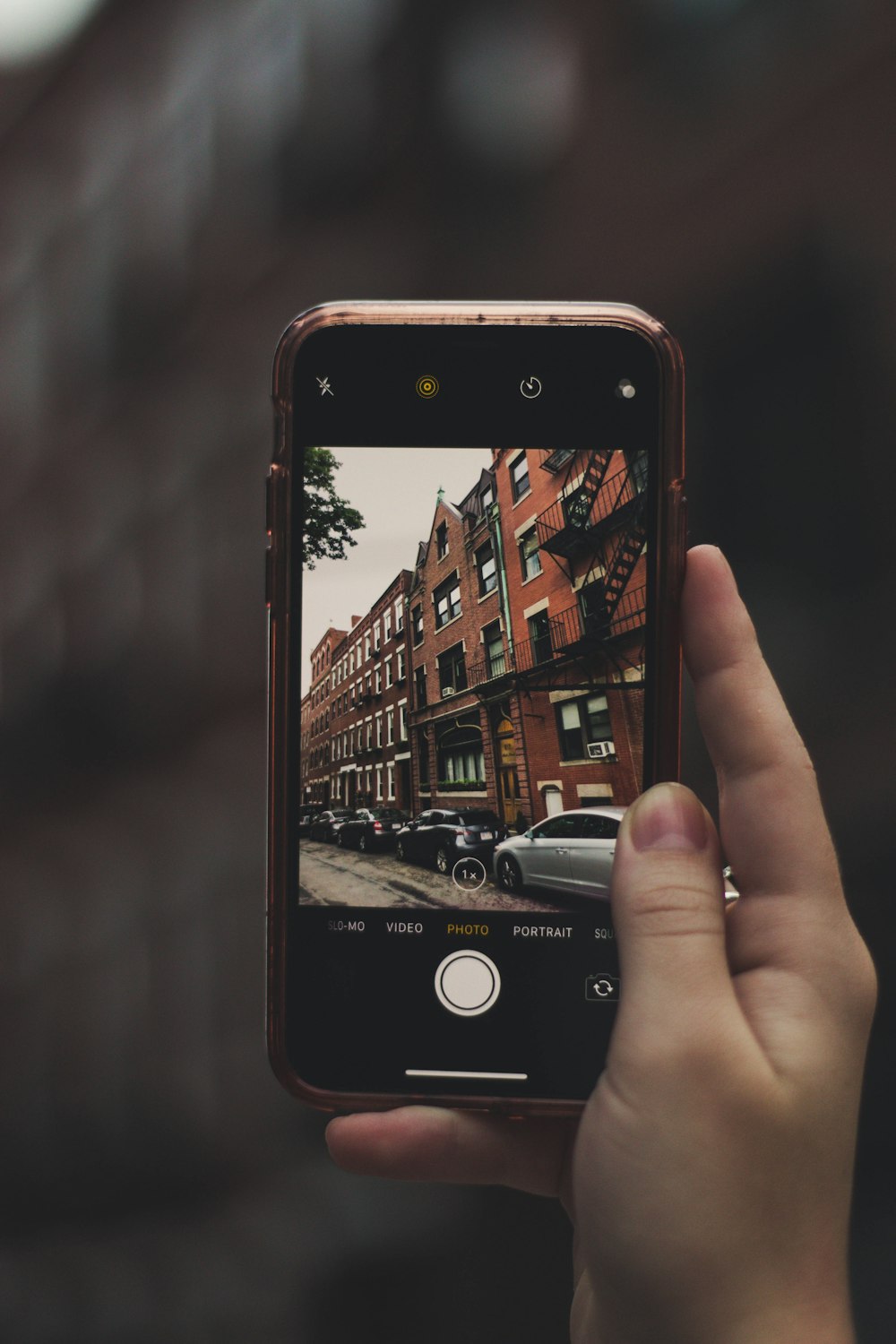 fotografía de enfoque selectivo del iPhone tomando una foto del edificio