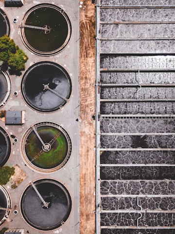 an overhead view of a street with a lot of water