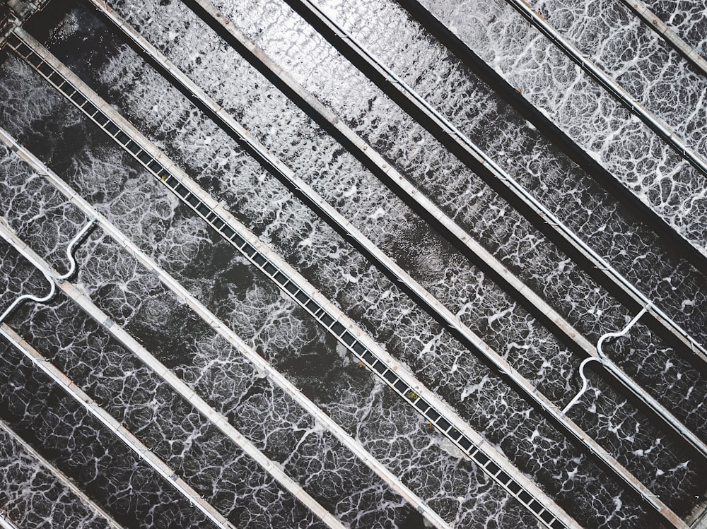uma foto em preto e branco de um monte de barras de metal