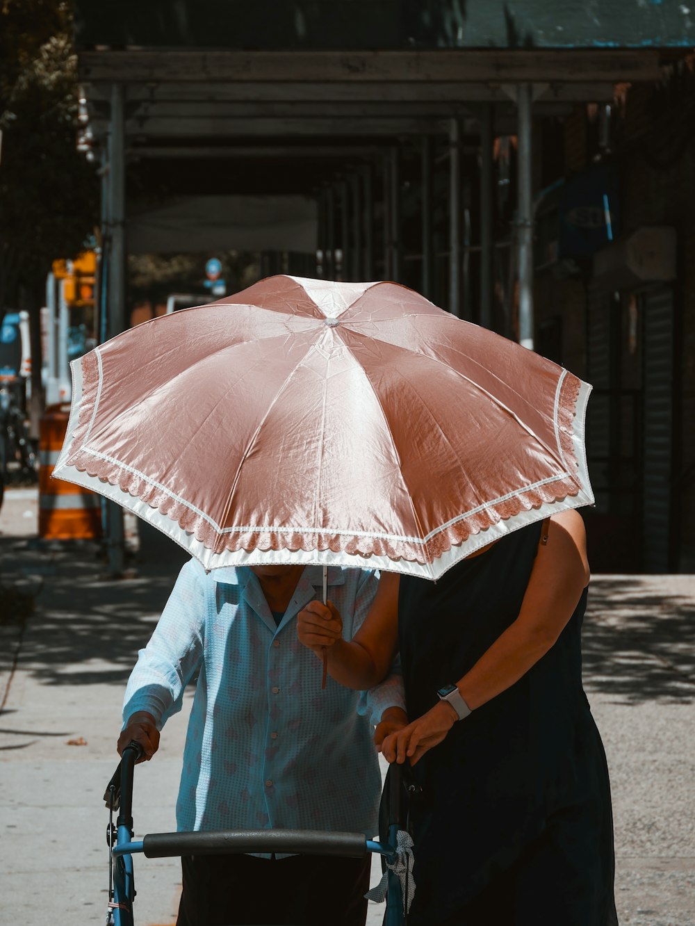 mulher segurando o guarda-chuva enquanto caminha