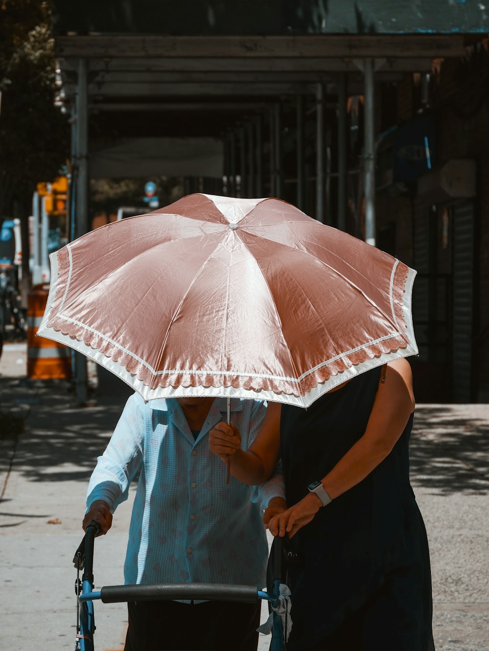 Mujer sosteniendo paraguas mientras camina