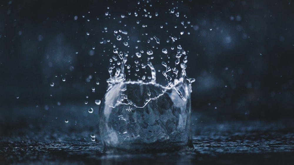 gotas de agua sobre la base de agua