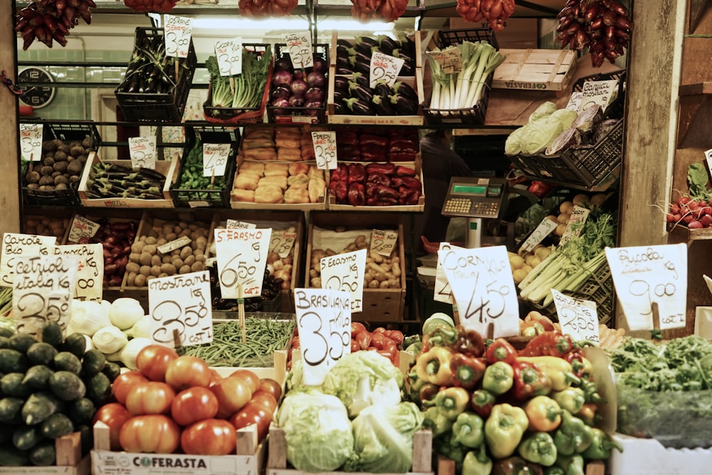 variedad variada de frutas en el puesto