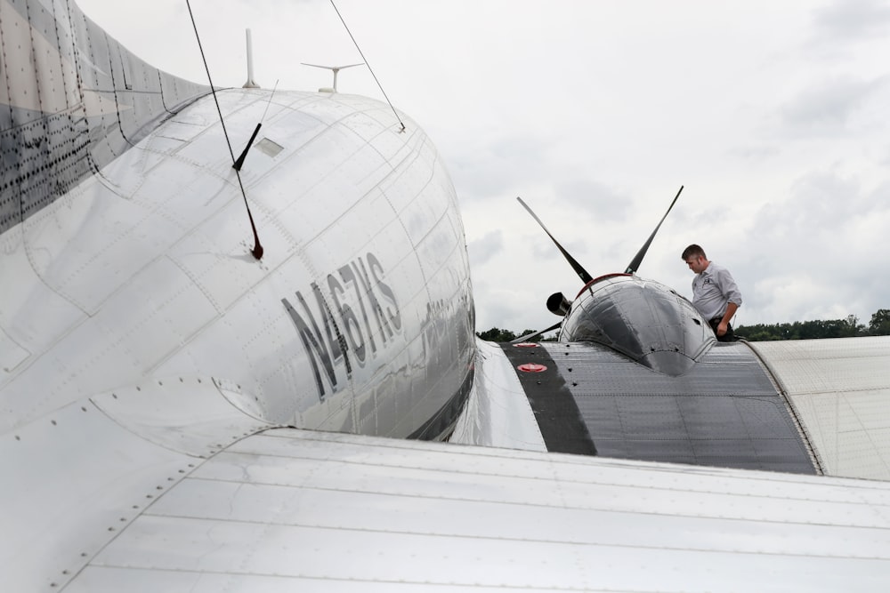 photo en gros plan d’un avion privé blanc et gris