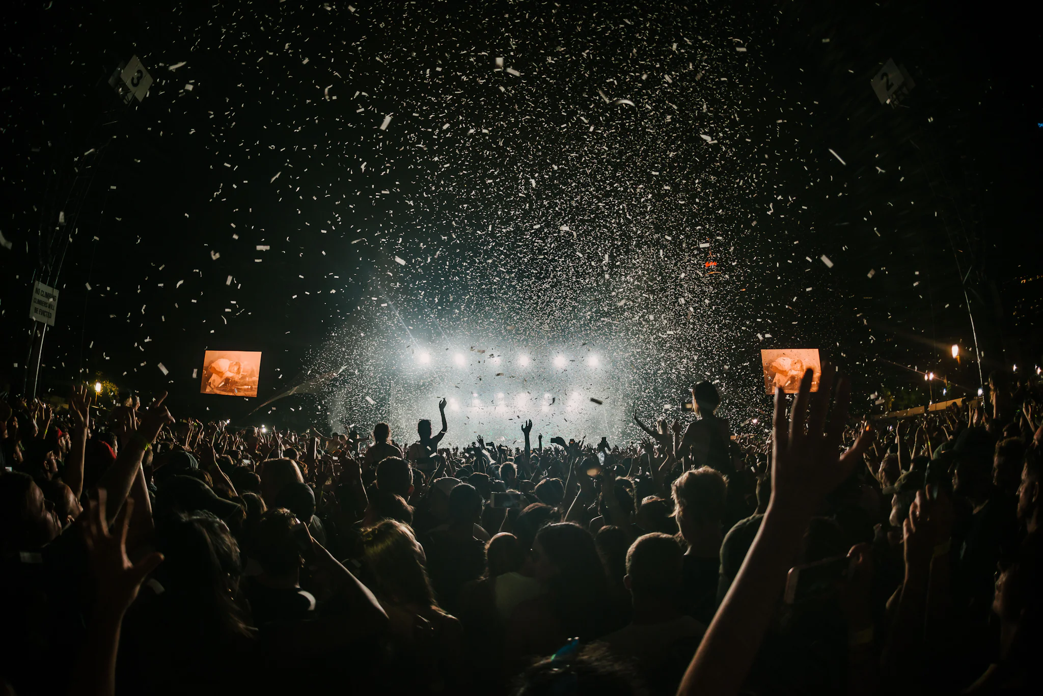 Público lotado em festival noturno
