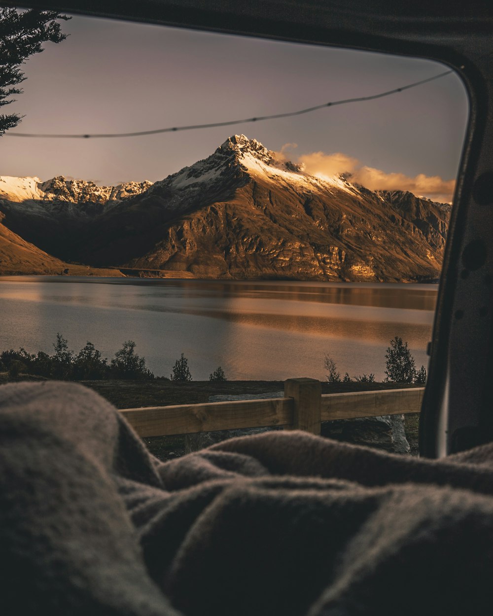 montagne enneigée à côté du lac vue depuis la porte du véhicule