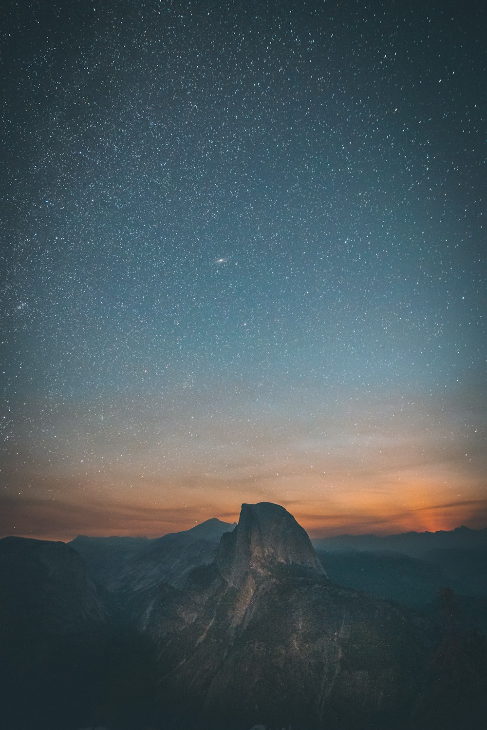montañas bajo el cielo estrellado