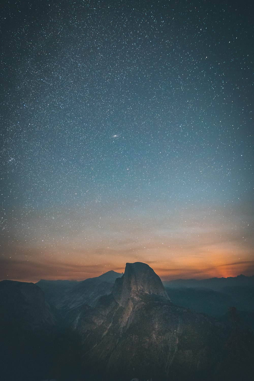 星空の下の山々