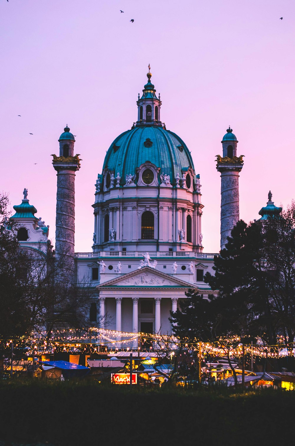 Edificio a cupola vicino agli alberi