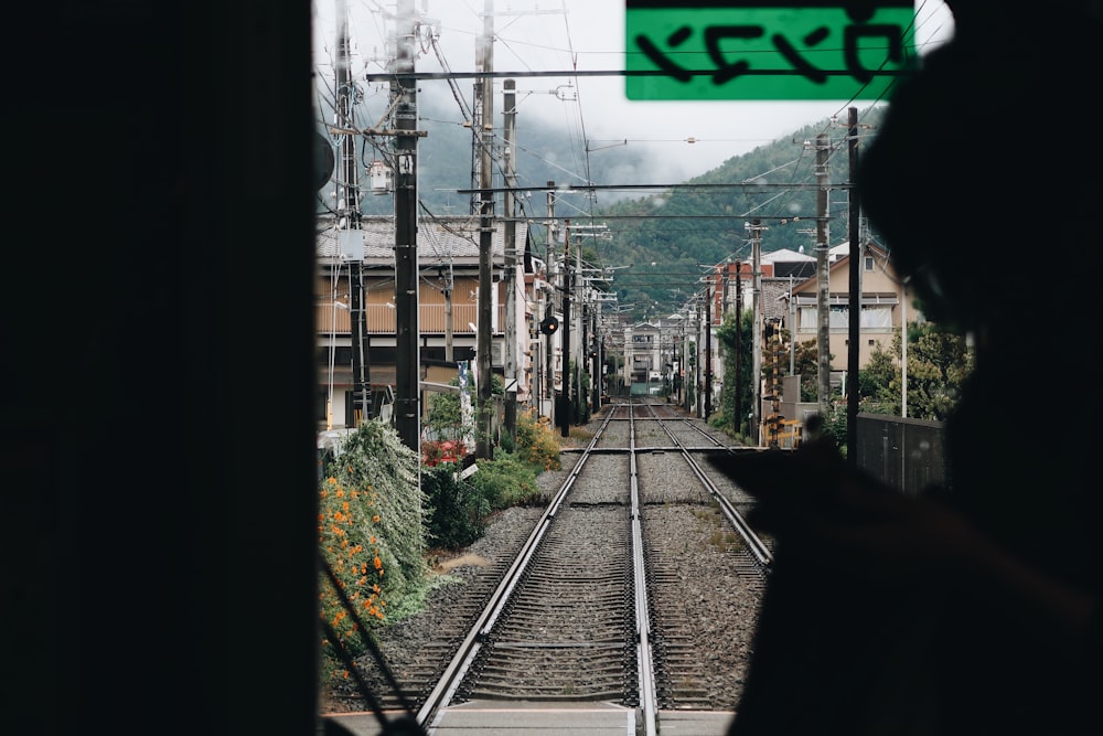 Photo d’un train voyageant en ville