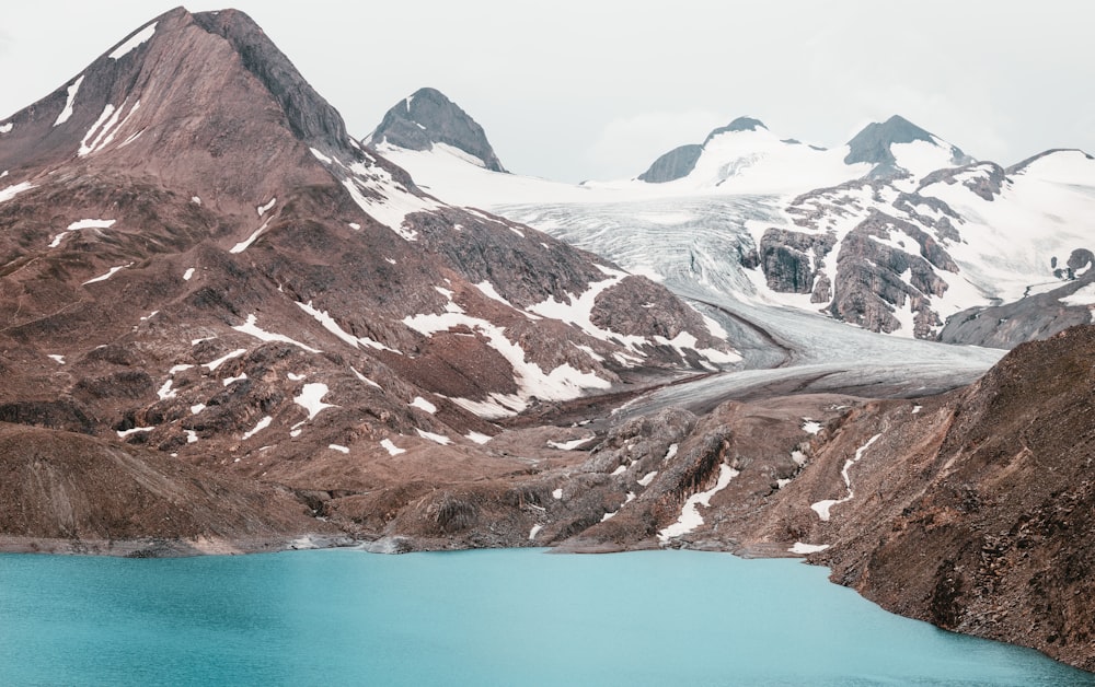 paisagem da montanha coberta com neve