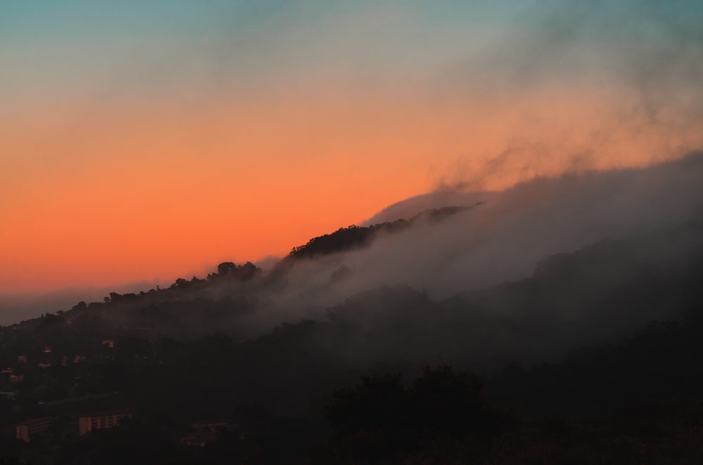 Vista de pájaro de la montaña cubierta por la niebla