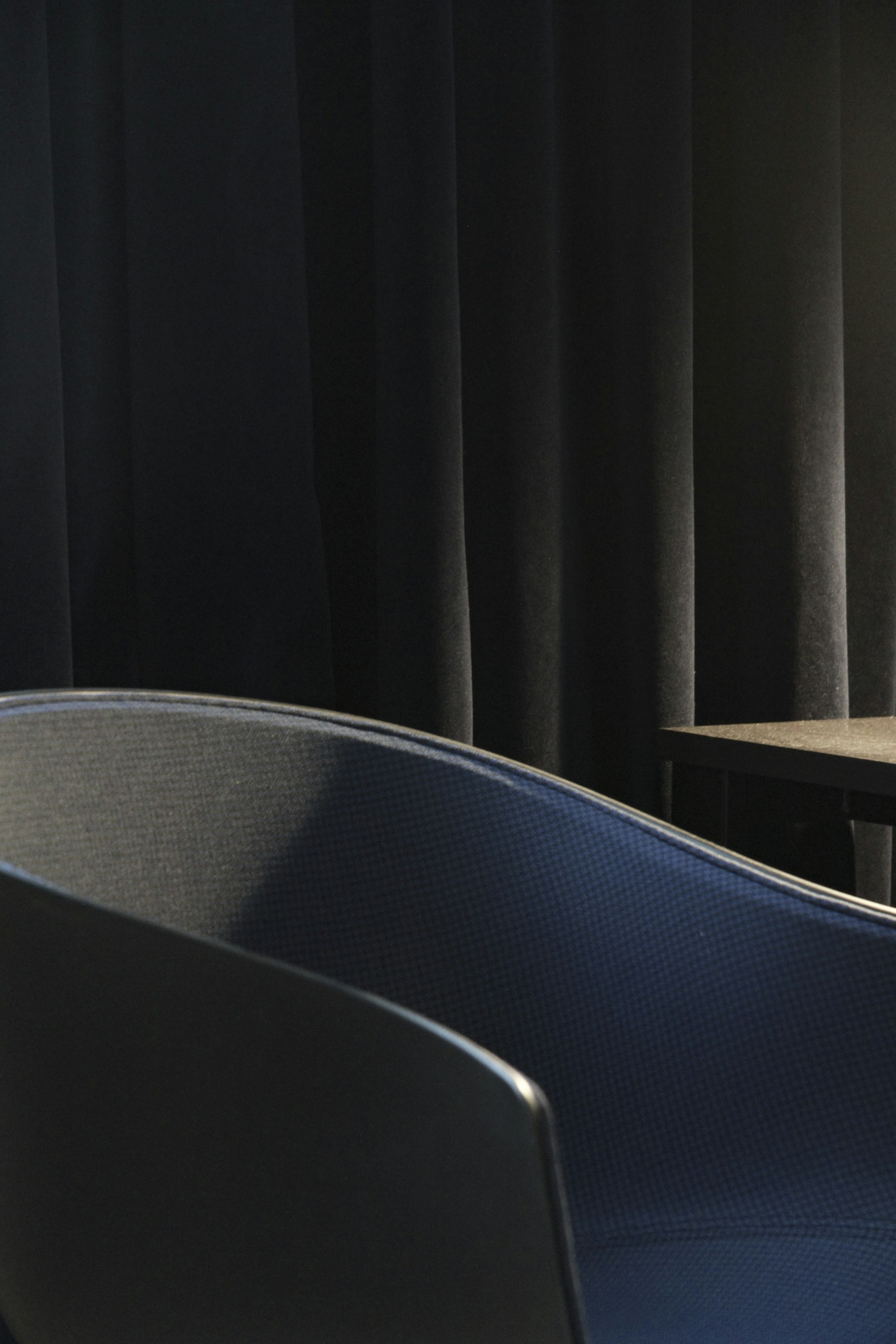 gray computer monitor