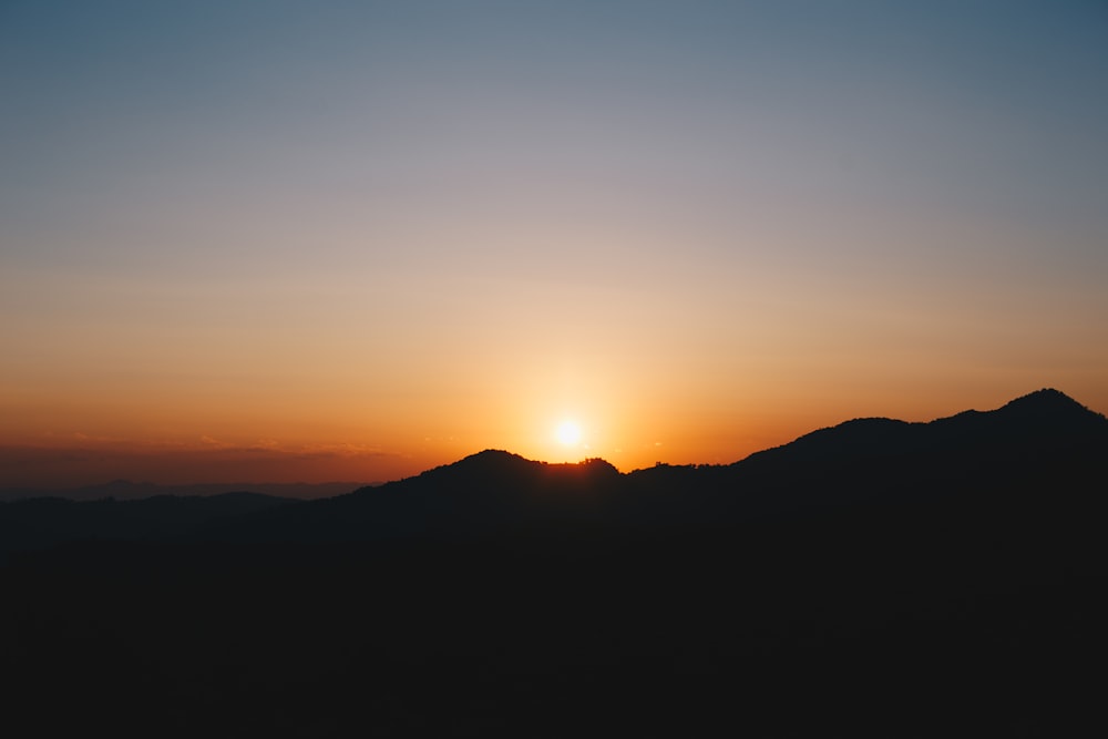 Bergsilhouetten zur goldenen Stunde